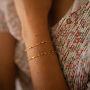 wunderschönes Permanent Bracelet von Gold & Mary am Arm
