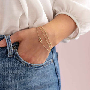 wunderschönes Forever Bracelets am Handgelenk vor einer modernen Jeanshose