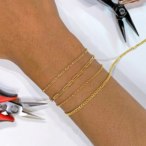 Permanent Bracelets am Arm mit Zangen